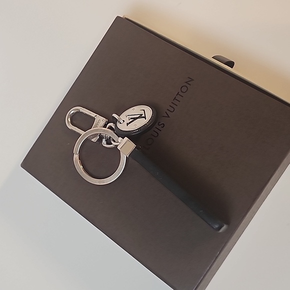 Louis Vuitton Taiga Porte Cles Neo Key Ring /Charm Black and Sliver - Picture 11 of 13